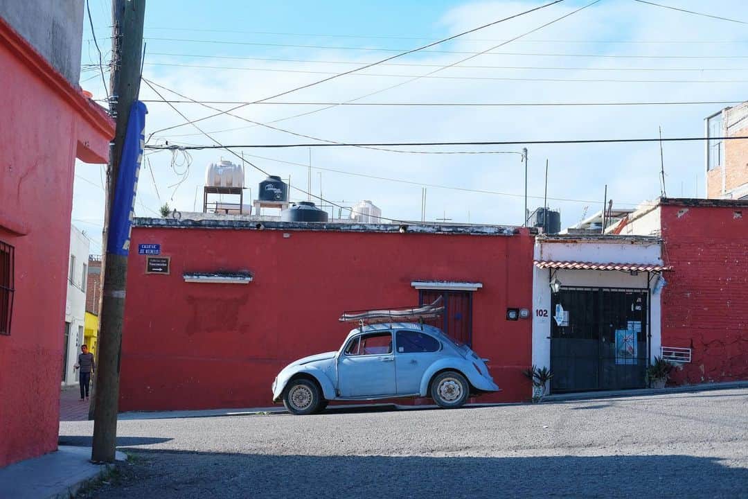 七咲友梨さんのインスタグラム写真 - (七咲友梨Instagram)「メキシコはオアハカの住宅地。おしゃれとしてじゃなくて、ごく普通の生活の足として乗られているのを感じるワーゲン。 . よいデザインが特別じゃなく日常に溶け込む感覚、好き◎ . . メキシコのオアハカで撮った写真と文章を寄稿しました。 . https://www.herenow.city/lp/aeromexico-nanasaki_jp/ . #mexico #メキシコ #オアハカ #Oaxaca #aeromexico #herenow #trip #travel #photography #ワーゲン #volkswagen #nanasakiyuri #七咲友梨 #fujifilm #xpro3 #富士フイルム #fujifilmxpro3 .  @herenowcity」2月24日 21時20分 - nanasaki_yuri