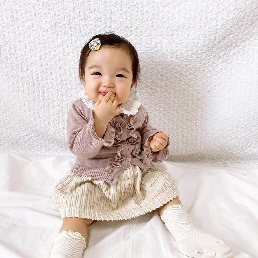 かわいいベビー服・子供服Babychuさんのインスタグラム写真 - (かわいいベビー服・子供服BabychuInstagram)「【大人気✨愛されカーディガン💕】 . LOOPS（ループス）のたっぷりフリルカーディガン💕 どんなコーデもたっぷりフリルで 女の子らしいコーデに😘✌️ . 人気の秘密は‼️ . 🌷トレンドの絶妙なくすみカラー 🌷フロントや袖のフリルがとってもCUTE 🌷姉妹お揃いで着られる80-120サイズをご用意 🌷コットン100%の柔らかく着心地の良い生地 . . なんとくすみピンクはサイズによって残りわずか・・・😭 今すぐプロフィール欄のURLからチェックしてねっ✔️ . . #loops #ループス #べびちゅループス  #ループスコーデ #べびちゅ #babychu #ig_kidsphoto #ig_babyphoto #かわいい #子供服 #ベビー服 #親バカ部 #女の子  #男の子 #娘 #赤ちゃん #ベビーコーデ #キッズコーデ #ベビーファッション #キッズファッション #出産祝い #baby #babychujp」2月24日 21時30分 - babychu2014