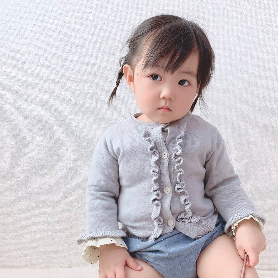 かわいいベビー服・子供服Babychuさんのインスタグラム写真 - (かわいいベビー服・子供服BabychuInstagram)「【大人気✨愛されカーディガン💕】 . LOOPS（ループス）のたっぷりフリルカーディガン💕 どんなコーデもたっぷりフリルで 女の子らしいコーデに😘✌️ . 人気の秘密は‼️ . 🌷トレンドの絶妙なくすみカラー 🌷フロントや袖のフリルがとってもCUTE 🌷姉妹お揃いで着られる80-120サイズをご用意 🌷コットン100%の柔らかく着心地の良い生地 . . なんとくすみピンクはサイズによって残りわずか・・・😭 今すぐプロフィール欄のURLからチェックしてねっ✔️ . . #loops #ループス #べびちゅループス  #ループスコーデ #べびちゅ #babychu #ig_kidsphoto #ig_babyphoto #かわいい #子供服 #ベビー服 #親バカ部 #女の子  #男の子 #娘 #赤ちゃん #ベビーコーデ #キッズコーデ #ベビーファッション #キッズファッション #出産祝い #baby #babychujp」2月24日 21時30分 - babychu2014