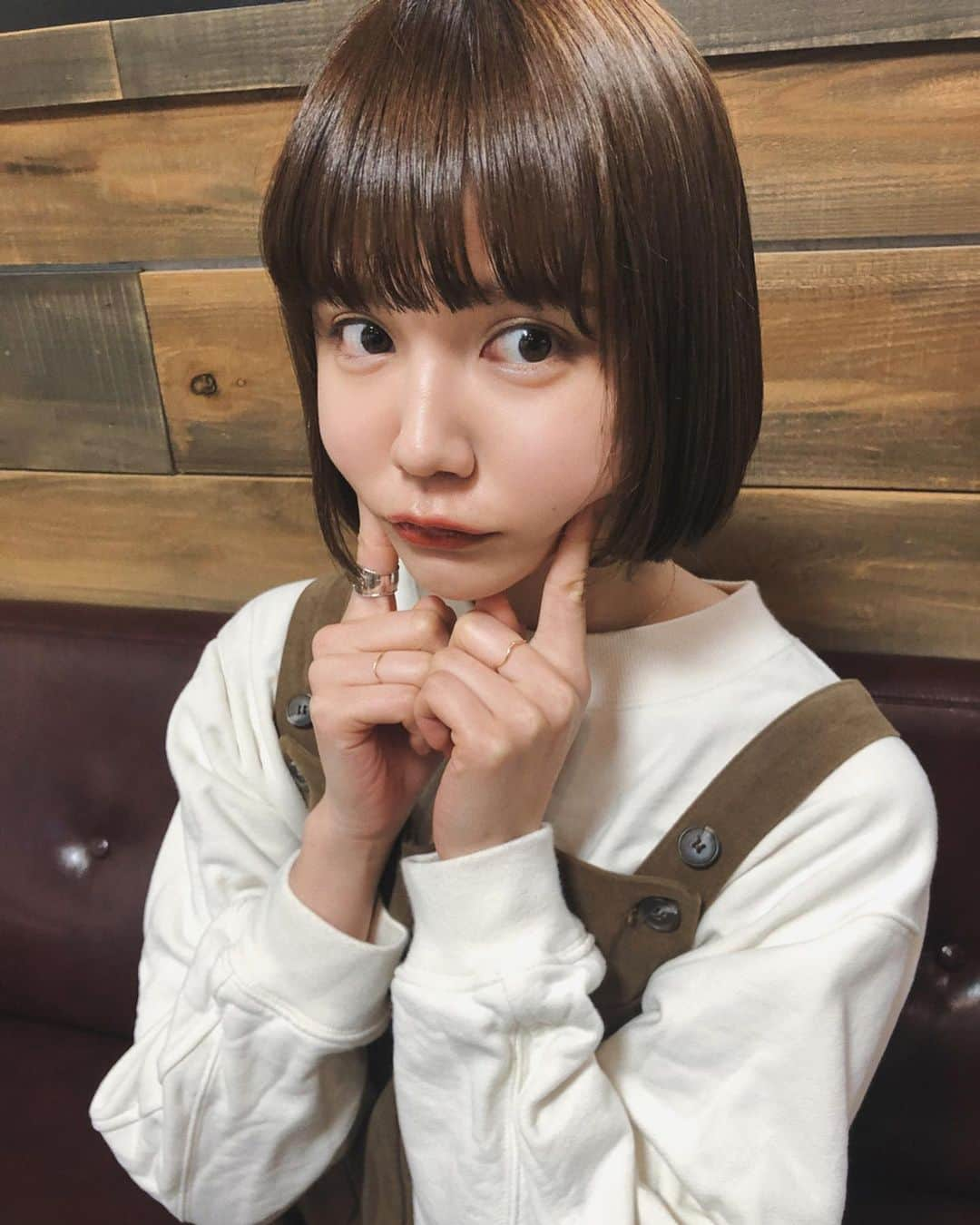 村田倫子さんのインスタグラム写真 - (村田倫子Instagram)「いよいよ前下がりのボブもやめて 潔くぱっつんボブです。 さっぱり気持ちがよい。  いつもありがとう @meg_kodama ちゃん☺︎♡」2月24日 21時23分 - rinco1023