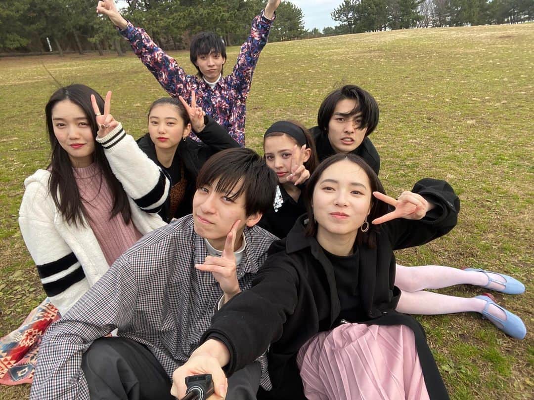 岡田翔大郎のインスタグラム：「ピクニック🧺 . . . #月とオオカミちゃんには騙されない」