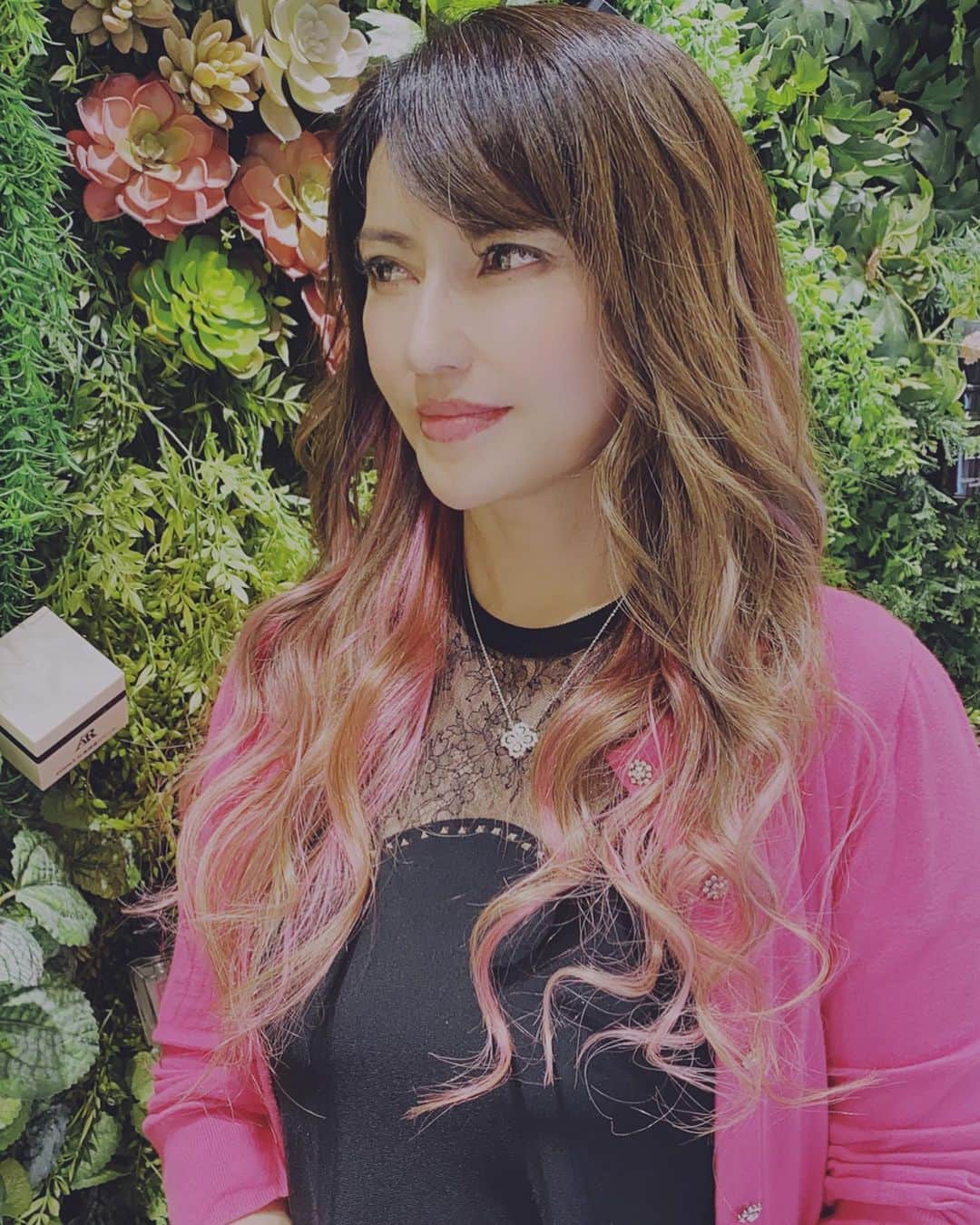 selfieneのインスタグラム：「#髪をピンクにする理由﻿ 私にとって、それは#自由の象徴 。﻿ ﻿ 何にも囚われず、#好きなように生きる ﻿ ﻿ また髪を#ドネーション したいから、﻿ #エクステ なんだけどね👅﻿ ﻿ ﻿ ﻿ #桜ヘアー ﻿ #春 ﻿ #ピンクヘアー ﻿ #ヘアエクステ ﻿ #投資女子 ﻿ #不労所得 ﻿ #不老不死 ﻿ #valentino ﻿ #harrywinston﻿ ﻿ ﻿ ✈️海外での資産構築方法を手に入れたい方はこちらからLINEに登録してね♩﻿ ↓↓↓﻿ @marigram_uu_」