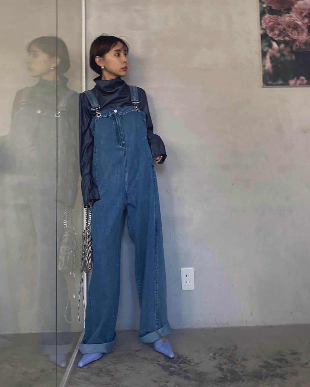 黒石奈央子さんのインスタグラム写真 - (黒石奈央子Instagram)「あめりふく。 . . . ADORABLE OVERALL DENIM 21000+tax 3/3 LITTLE SQUARE TOE MULE ¥18500+tax 3/3 HIGH NECK BLOUSE ¥14000+tax 3/6 HEAVY CHAIN MESH BAG ¥15000+tax 3/3 . このオーバーオール可愛すぎでしょ？ 緩くって楽チンでオーダーしました！ .  @ameri_shinjuku @amerivintage @ameri_daikanyama @ameri.shinsaibashi #ameri#amerivintage #fashion #vintagefashion #coordinate#ootd#outfit#osanposnap #705_outfit #大人ファッション #大人コーディネート #大人スタイル #modestyle #modefashion#modecasual」2月24日 21時31分 - blackstone705