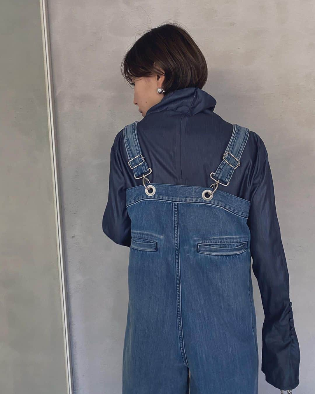 黒石奈央子さんのインスタグラム写真 - (黒石奈央子Instagram)「あめりふく。 . . . ADORABLE OVERALL DENIM 21000+tax 3/3 LITTLE SQUARE TOE MULE ¥18500+tax 3/3 HIGH NECK BLOUSE ¥14000+tax 3/6 HEAVY CHAIN MESH BAG ¥15000+tax 3/3 . このオーバーオール可愛すぎでしょ？ 緩くって楽チンでオーダーしました！ .  @ameri_shinjuku @amerivintage @ameri_daikanyama @ameri.shinsaibashi #ameri#amerivintage #fashion #vintagefashion #coordinate#ootd#outfit#osanposnap #705_outfit #大人ファッション #大人コーディネート #大人スタイル #modestyle #modefashion#modecasual」2月24日 21時31分 - blackstone705