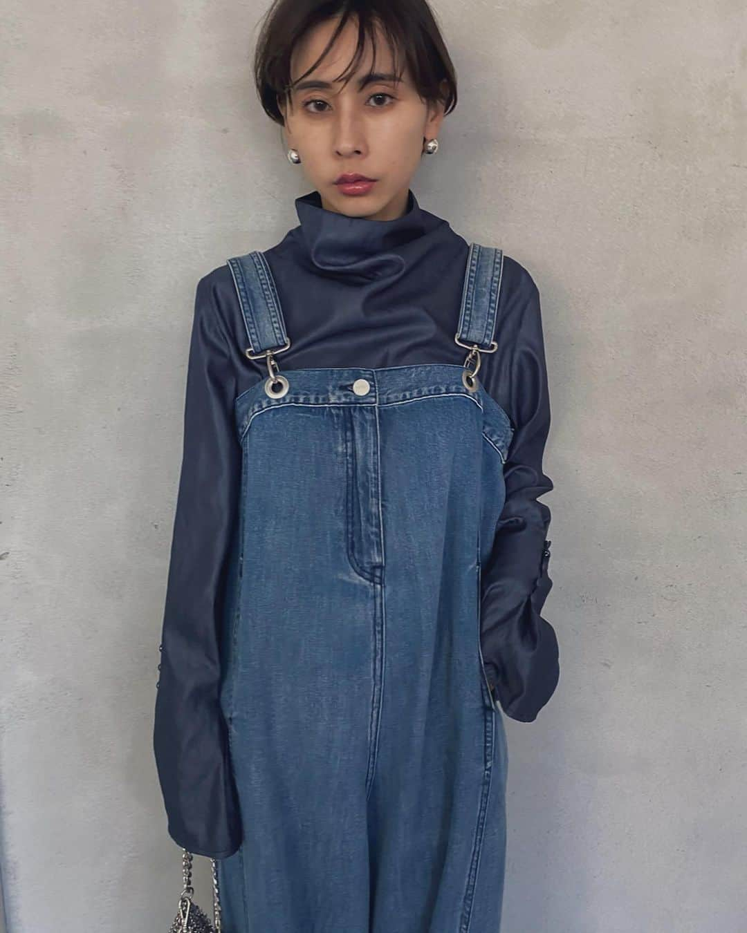 黒石奈央子さんのインスタグラム写真 - (黒石奈央子Instagram)「あめりふく。 . . . ADORABLE OVERALL DENIM 21000+tax 3/3 LITTLE SQUARE TOE MULE ¥18500+tax 3/3 HIGH NECK BLOUSE ¥14000+tax 3/6 HEAVY CHAIN MESH BAG ¥15000+tax 3/3 . このオーバーオール可愛すぎでしょ？ 緩くって楽チンでオーダーしました！ .  @ameri_shinjuku @amerivintage @ameri_daikanyama @ameri.shinsaibashi #ameri#amerivintage #fashion #vintagefashion #coordinate#ootd#outfit#osanposnap #705_outfit #大人ファッション #大人コーディネート #大人スタイル #modestyle #modefashion#modecasual」2月24日 21時31分 - blackstone705