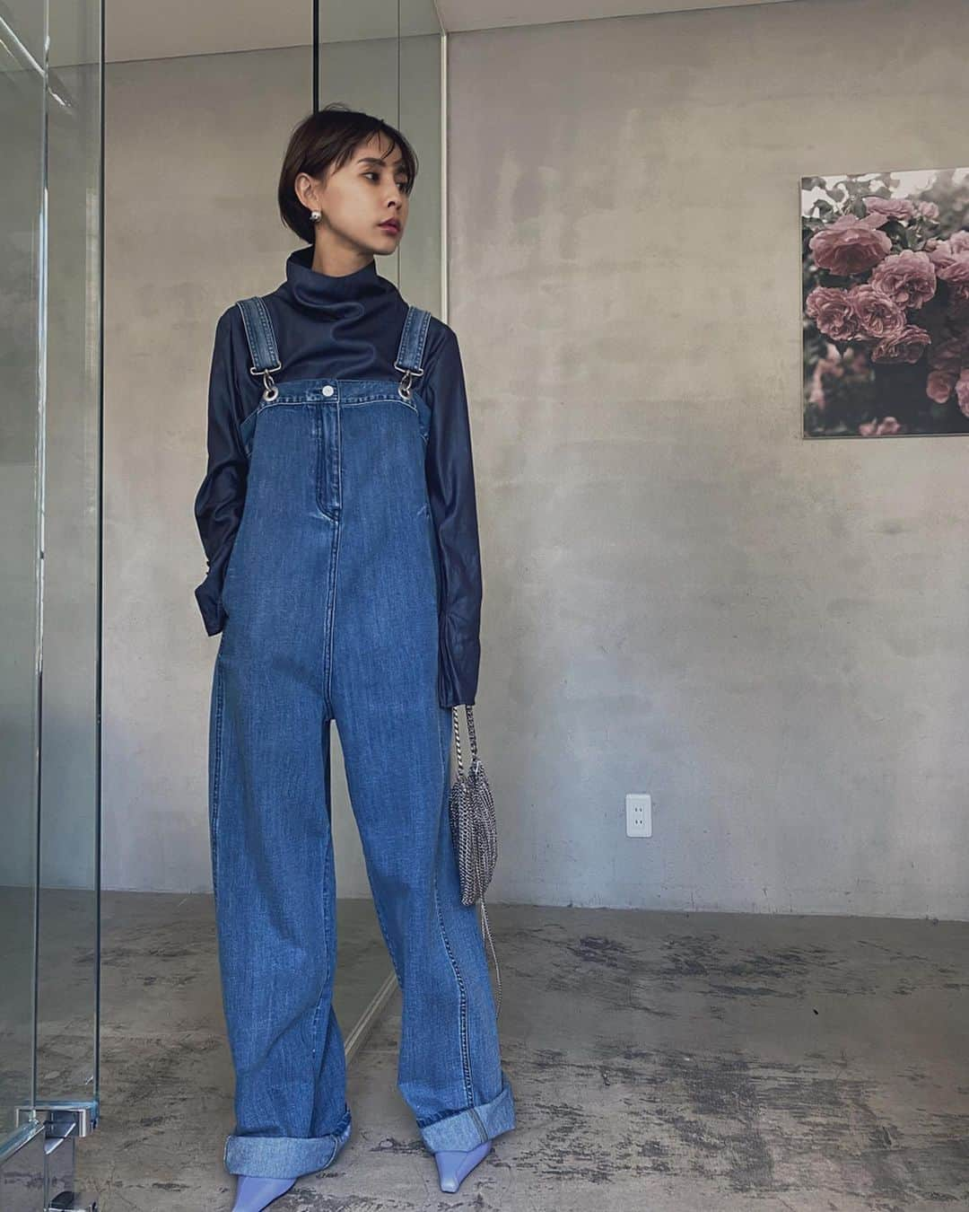 黒石奈央子さんのインスタグラム写真 - (黒石奈央子Instagram)「あめりふく。 . . . ADORABLE OVERALL DENIM 21000+tax 3/3 LITTLE SQUARE TOE MULE ¥18500+tax 3/3 HIGH NECK BLOUSE ¥14000+tax 3/6 HEAVY CHAIN MESH BAG ¥15000+tax 3/3 . このオーバーオール可愛すぎでしょ？ 緩くって楽チンでオーダーしました！ .  @ameri_shinjuku @amerivintage @ameri_daikanyama @ameri.shinsaibashi #ameri#amerivintage #fashion #vintagefashion #coordinate#ootd#outfit#osanposnap #705_outfit #大人ファッション #大人コーディネート #大人スタイル #modestyle #modefashion#modecasual」2月24日 21時31分 - blackstone705