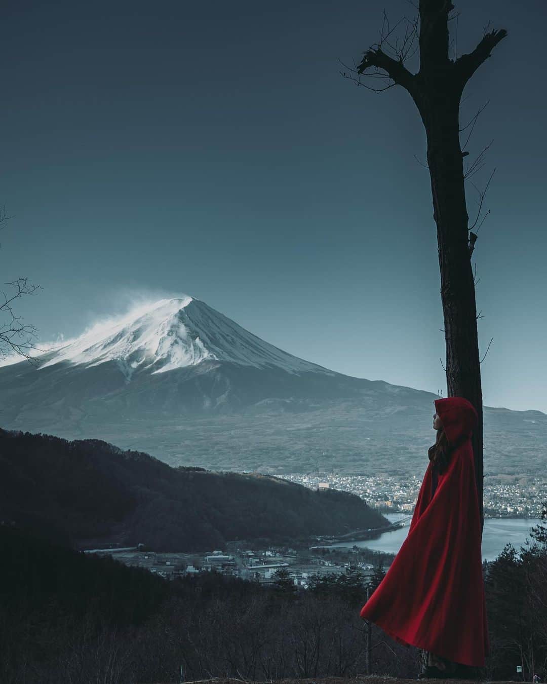 wacameraさんのインスタグラム写真 - (wacameraInstagram)「#LittleRedRidingHood  Special thanks @shinichillout54 @fuka_09 . . 無事に1泊3日の旅から帰ってきました。旅の間中、綺麗に見えてくれていた富士山。何度見ても本当に素晴らしいと思える独立峰。だから世界中から人気があるのかな。 今年はそこに登りたい！」2月24日 21時33分 - wacamera