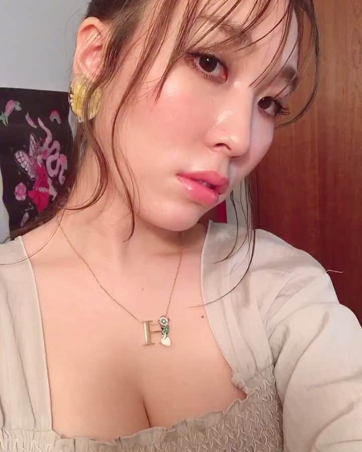 えのきどひろののインスタグラム：「どっちがいいと思う？笑 3兆年ぶりに前髪をつくったの 極薄にしてもらったのでかき上げて流せば居留守もしてくれるまあなんとも都合のいい2wayバングで カラーも上から下までとても綺麗で諸々大助かり #シースルーバング#2wayバング」