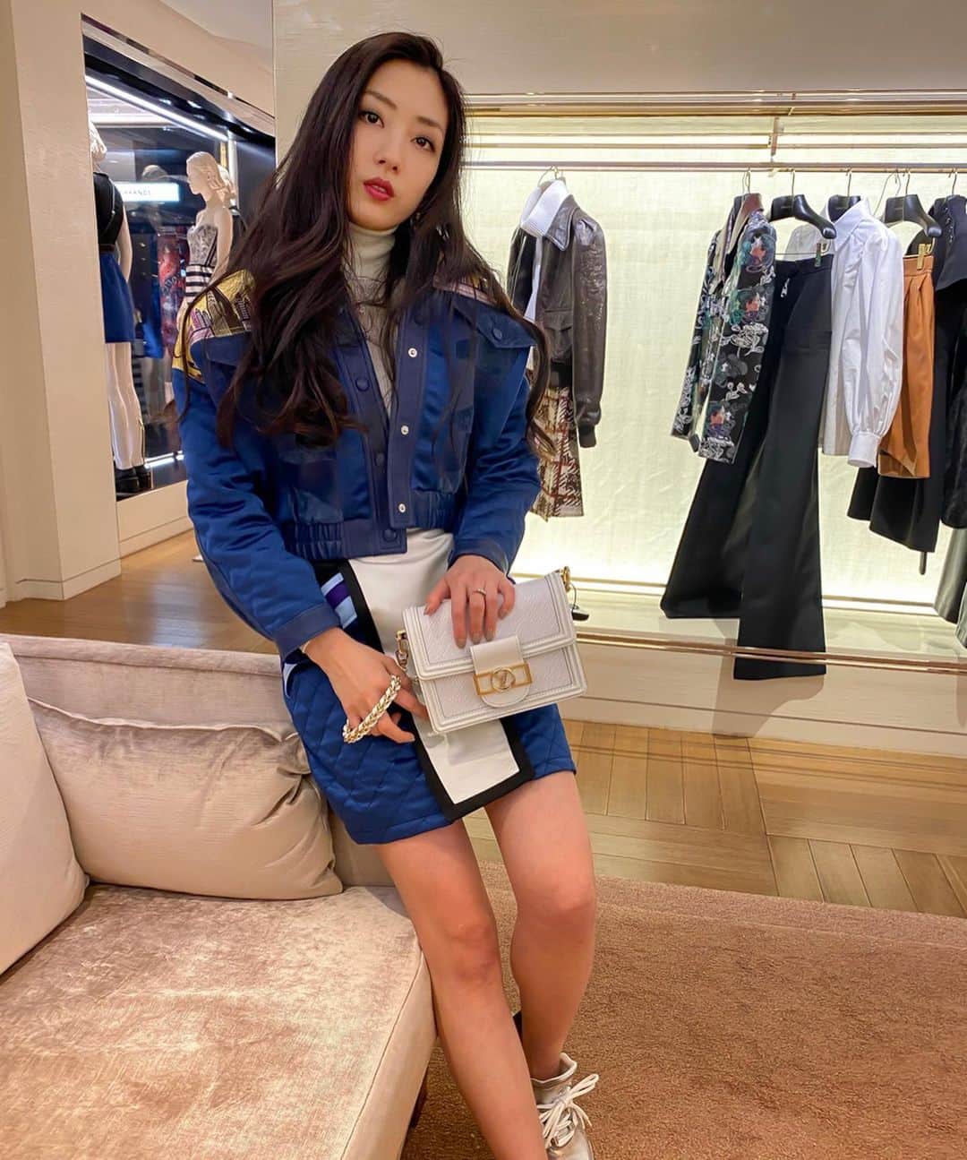砂田早紀のインスタグラム：「I’m in a @louisvuitton New York State Of Mind.  #louisvuitton #royalblue #newyorkcity」