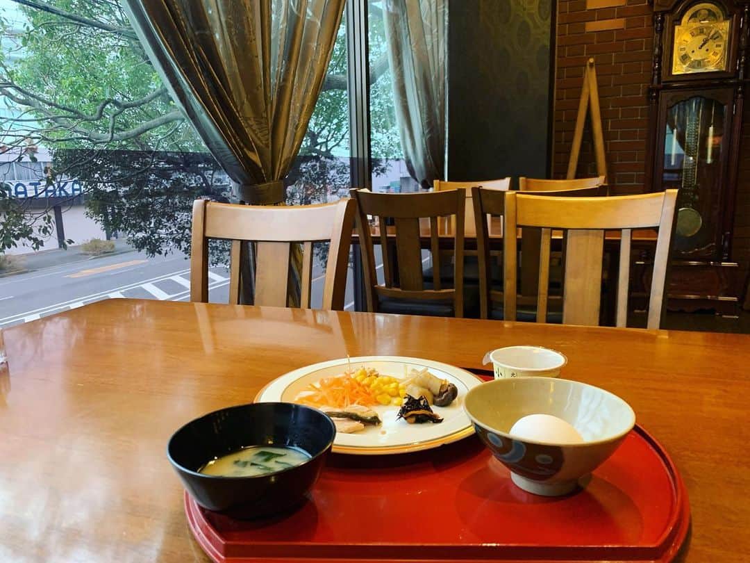 中村愛さんのインスタグラム写真 - (中村愛Instagram)「🍳♡ ・ ・ ・ おはよおはよおはよ♡ 昨日の夜から前ノリで、とある県に来ています‼️ 早速ホテルで朝食🥣いただいて、ロケしてきます✨ 朝食一番乗りで嬉しい😆 #どこにいるのかは #中村愛クイズにて #ブログでクイズやってるよ」2月25日 7時27分 - nakamuramura_ai