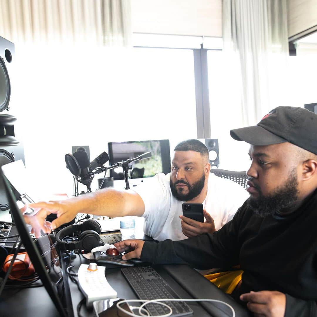 DJキャレドさんのインスタグラム写真 - (DJキャレドInstagram)「Chopping up samples  I have a folder 📂 wit alot of dope ideas  @wethebestmusic」2月25日 7時34分 - djkhaled