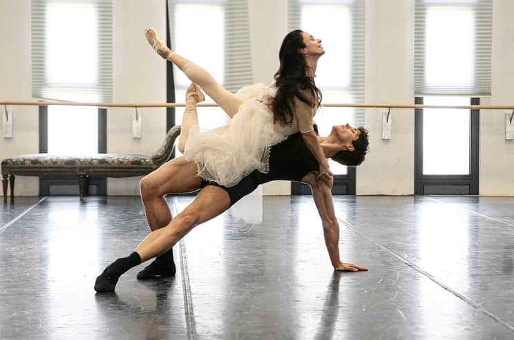 ロベルト・ボッレさんのインスタグラム写真 - (ロベルト・ボッレInstagram)「Happy birthday John #johnneumeier #ladyofthecamellias @alessandraferriofficial_ #rehearsal #time #studio #tb ❤️」2月25日 7時34分 - robertobolle