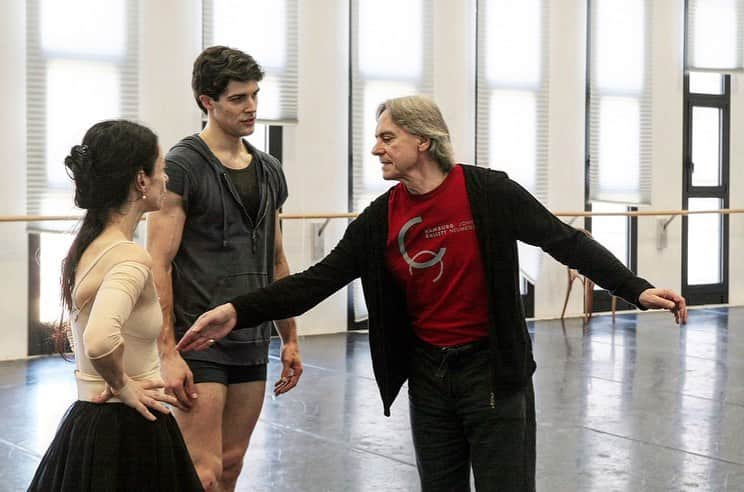 ロベルト・ボッレさんのインスタグラム写真 - (ロベルト・ボッレInstagram)「Happy birthday John #johnneumeier #ladyofthecamellias @alessandraferriofficial_ #rehearsal #time #studio #tb ❤️」2月25日 7時34分 - robertobolle