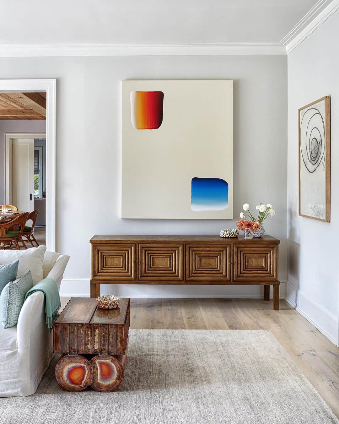 ELLE DECORさんのインスタグラム写真 - (ELLE DECORInstagram)「“I just fell in love with it,” says @pacegallery CEO @marcglimcher of the Hamptons vacation home he shares with his wife Fairfax Dorn, co-founder of the eccentric arts space @ballroommarfa. While the 11-bedroom spec house lacked soul when they purchased it, the art-world power couple knew it was full of potential. The creative pair brought the space to life with A-List art and thoughtful pops of color. A corner of the living room features a @studioleeufan painting, which hangs above a circa-1930 Oscar Nilsson console from Lief. The @_kwangho_lee copper side table is from @salon94design, and the artwork at right is by @elizabethmurrayart. Click the link in bio for the full tour, as featured in our March 2020 issue. Photography by @lukewhitephotography.」2月25日 8時02分 - elledecor