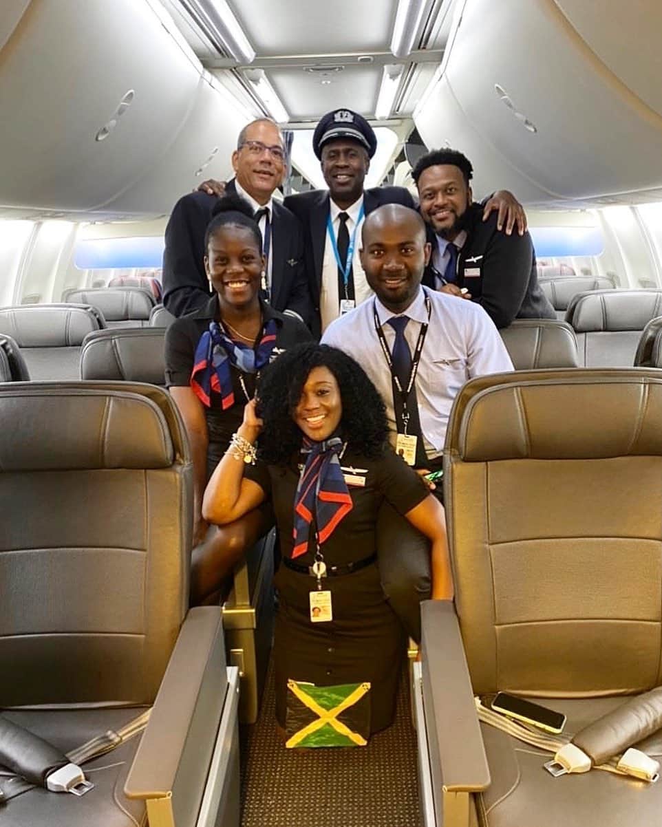 アメリカン航空のインスタグラム：「We’re excited this all-Jamaican #AATeam operated a flight from Kingston, Jamaica to @iflymia!」