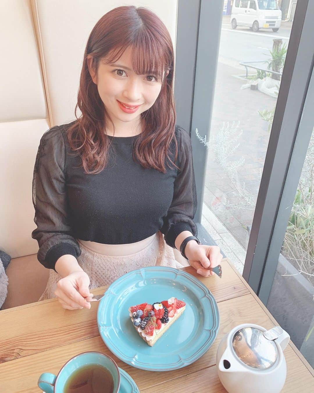 綾瀬麗奈さんのインスタグラム写真 - (綾瀬麗奈Instagram)「😋🥧 . . たまには息抜きも大切だよね🥰✨ スイーツ食べてる時間が本当に幸せなのです。 . まだまだ行きたいカフェ☕️たくさんあって… どなたか旅に出ませんか👭💭 今350件くらい行きたいお店あるんだよね😂😂 . . . #biquette #ビケット #タルト #タルト専門店 #千種カフェ #千種グルメ #吹上カフェ #名古屋カフェ #名古屋グルメ #名古屋タルト #綾瀬麗奈の食べログ #ナゴレコ #あいなご #toccocloset #トッコクローゼット #nagoya #japan #偶像 #名古屋 #アイドル #御朱印ガール #ゲーム女子 #タビジョ #名古屋インスタ交流会 #トレーニング女子」2月24日 23時49分 - ayasereina