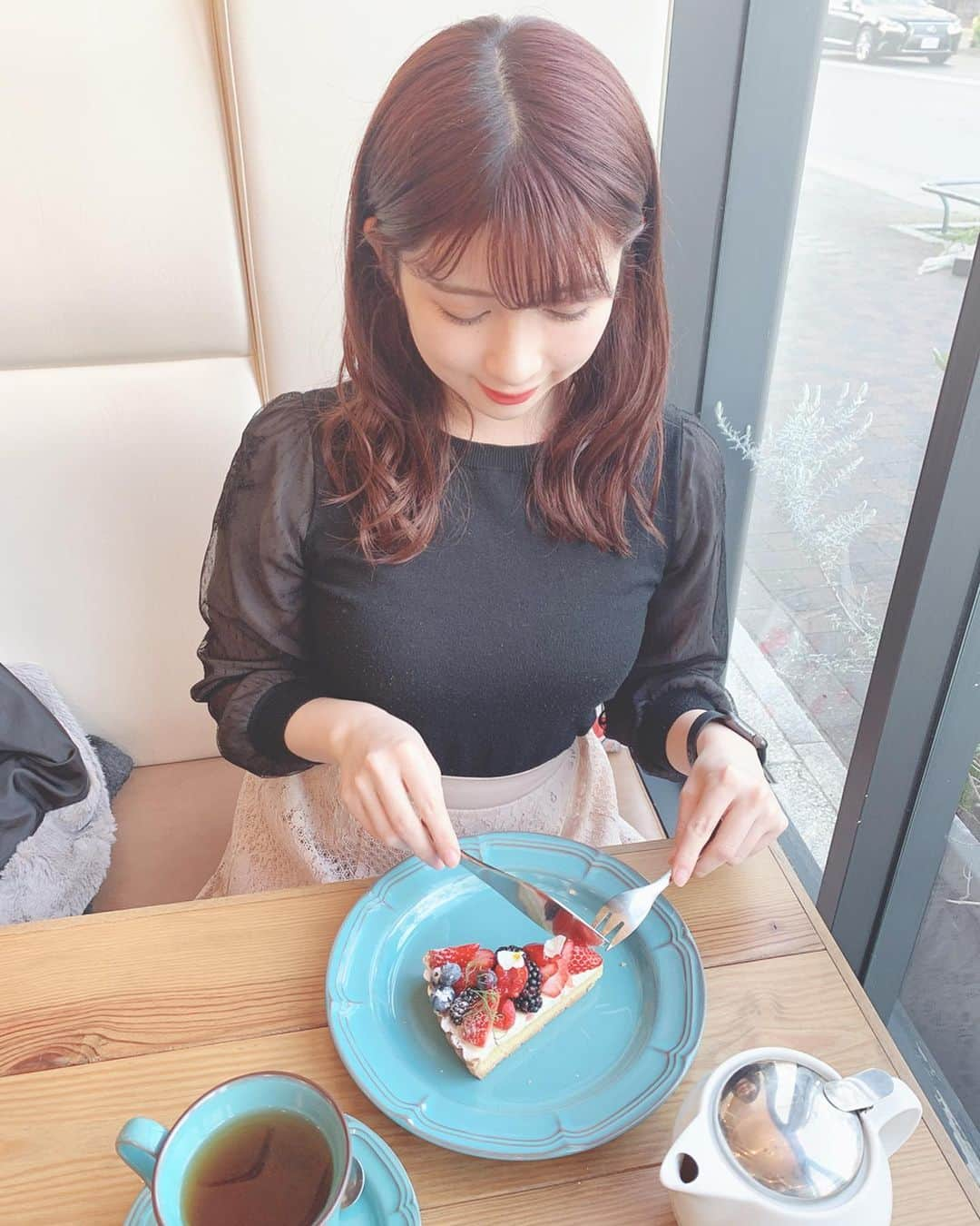 綾瀬麗奈さんのインスタグラム写真 - (綾瀬麗奈Instagram)「😋🥧 . . たまには息抜きも大切だよね🥰✨ スイーツ食べてる時間が本当に幸せなのです。 . まだまだ行きたいカフェ☕️たくさんあって… どなたか旅に出ませんか👭💭 今350件くらい行きたいお店あるんだよね😂😂 . . . #biquette #ビケット #タルト #タルト専門店 #千種カフェ #千種グルメ #吹上カフェ #名古屋カフェ #名古屋グルメ #名古屋タルト #綾瀬麗奈の食べログ #ナゴレコ #あいなご #toccocloset #トッコクローゼット #nagoya #japan #偶像 #名古屋 #アイドル #御朱印ガール #ゲーム女子 #タビジョ #名古屋インスタ交流会 #トレーニング女子」2月24日 23時49分 - ayasereina