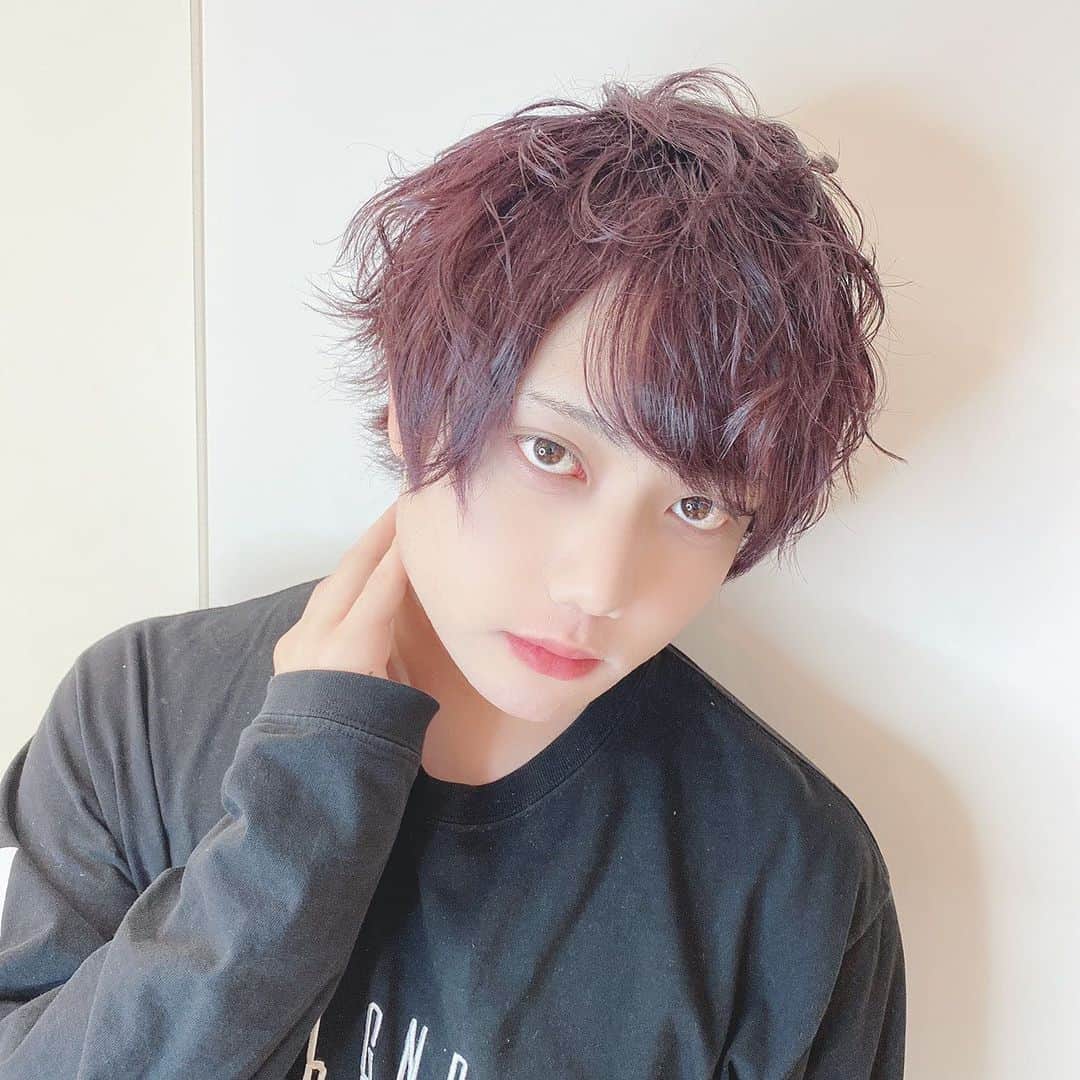 にきぽんのインスタグラム：「髪の毛をかっとして紫にして貰ったよん！」