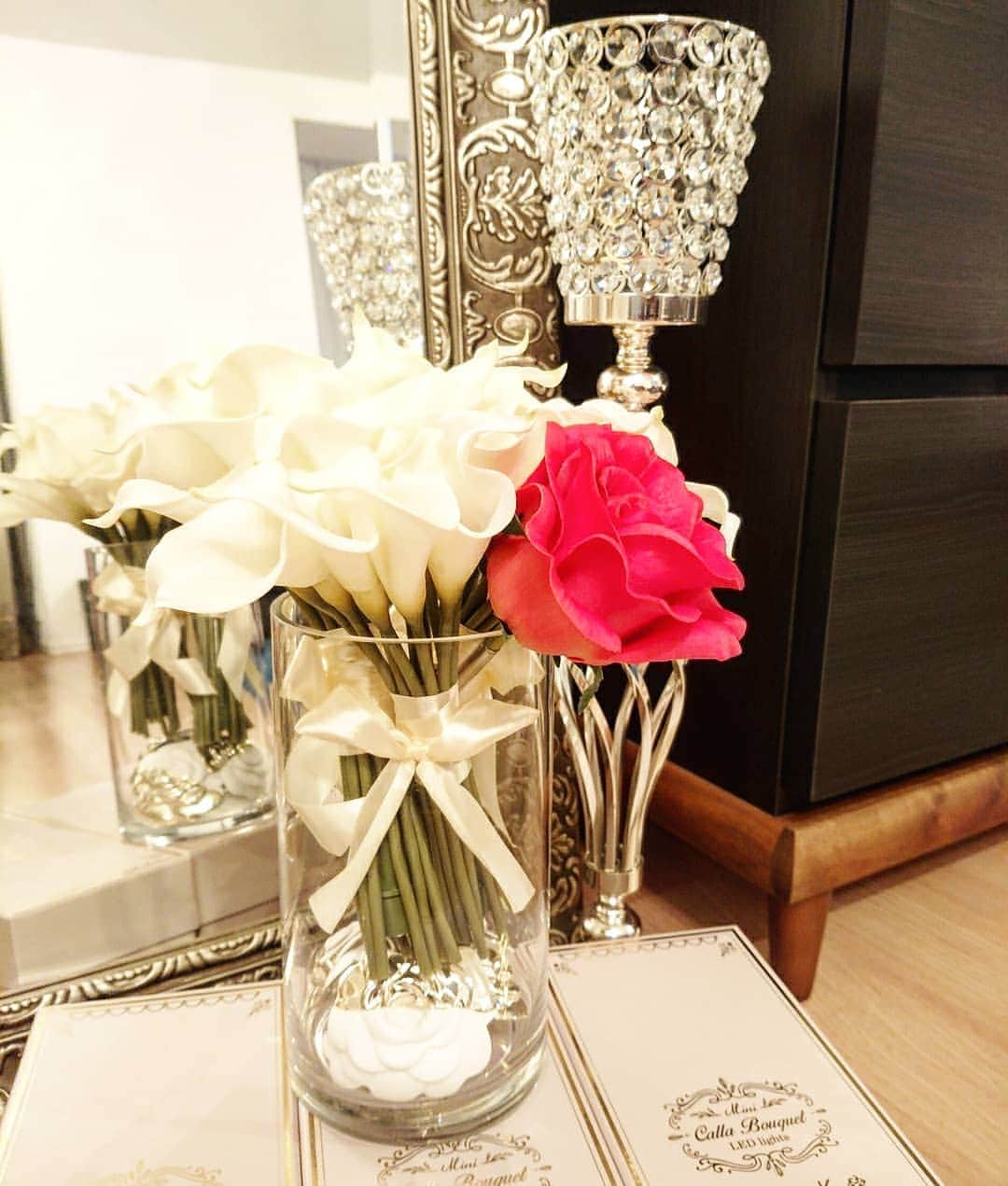 CHIKAさんのインスタグラム写真 - (CHIKAInstagram)「. 光るフラワーブーケ♡可愛い～😍💗 . ホワイトのカラーを3つ購入して大きめの花瓶に飾りました。CHANELのカメリアを底に入れたら高さもいい感じに🤭💓 . #楽天で購入 #楽天ユーザー #照明 #インテリア #光るブーケ #LEDフラワー #Flower #ledflower #カラー #ブーケ #CHANEL #カメリア #花瓶 #Rose #ボールペン 🌹」2月24日 23時43分 - chika72714
