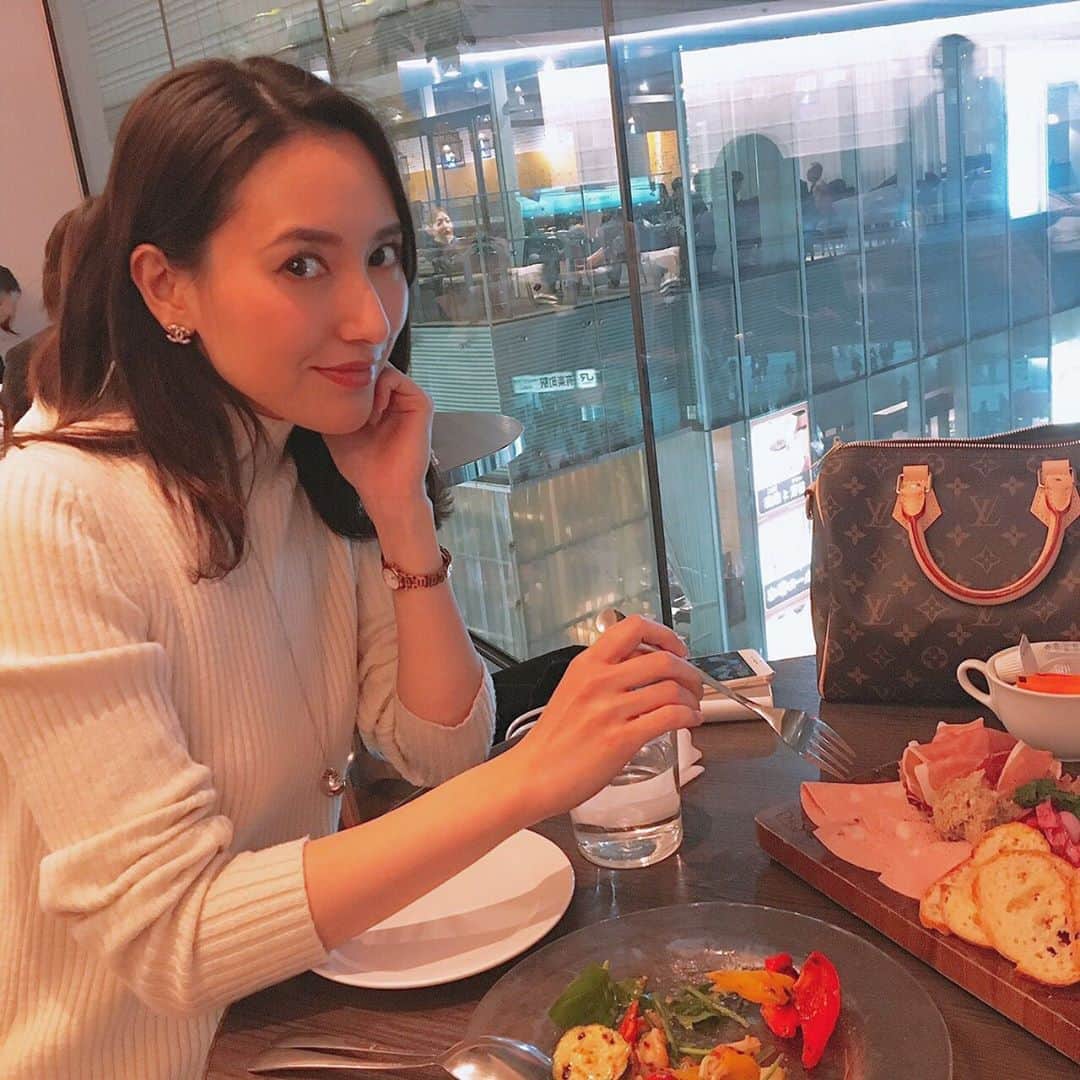 松本リコのインスタグラム：「・ ・ ・ ・ ディナーっ♡ ・ ・ ・ #japanesegirl #japangirl  #japanesemodel #japanmodel #yahoo #お洒落 #インスタグラマー  #インフルエンサー #撮影 #ハーフ顔 #ハーフモデル #fashion #通販モデル #ファッション #楽天 #通販」
