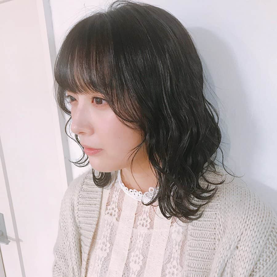 のインスタグラム：「今日はひたすら緊張する日。  そんなお仕事前に美容院で背中押してもらってきました☺️ 緊張だらけだったのに、笑顔を思い出してから現場へ行けました。 可愛くアレンジもしてもらえて、本当感謝です。  #newhair #ootd #littlesalt #猫背 #purple #gray #ash #me #thanks」