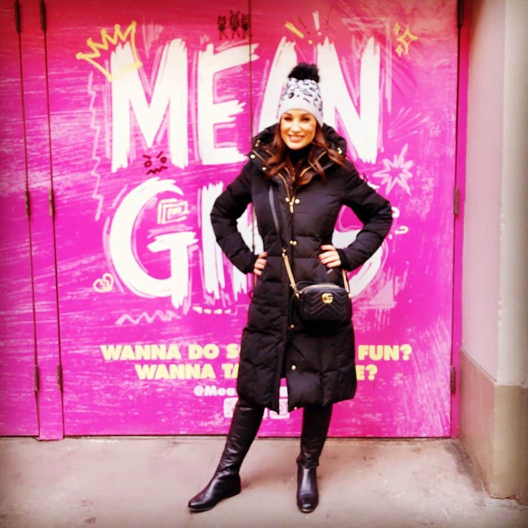 リサ・アンさんのインスタグラム写真 - (リサ・アンInstagram)「I went to see @meangirlsbway this weekend and 💖loved it💖 The magic of the endless, amazing  things to do in #NYC #broadway #MeanGirls」2月25日 0時25分 - thereallisaann