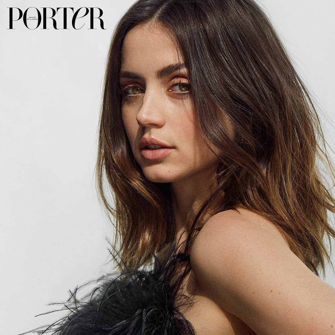 アナ・デ・アルマスのインスタグラム：「🖤」