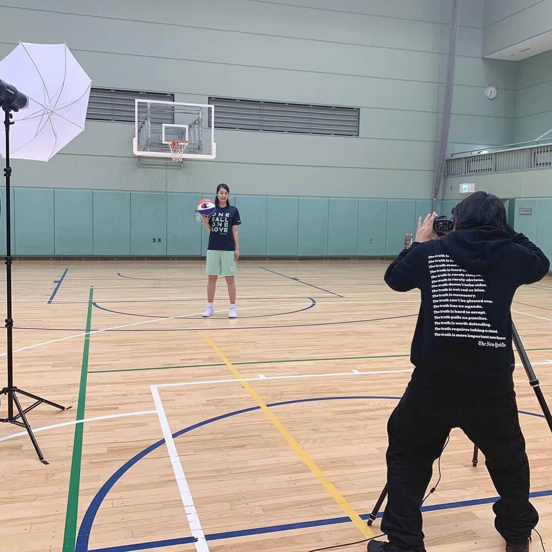 中川聴乃さんのインスタグラム写真 - (中川聴乃Instagram)「@champion_basketball  2020 Spring &summer 新作コレクション✨ 数枚しかなかったので撮影風景ですが。 しかも膝に吸引の跡が・・笑 ・ ・ #バスケットウェア  #champion #championbasketball」2月25日 0時18分 - nakagawaakino24