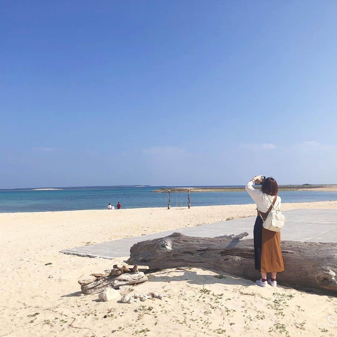 兼田恵さんのインスタグラム写真 - (兼田恵Instagram)「はじめてみた、飛び込みたいくらい透き通った蒼い海。  #沖縄旅行 #あざまサンサンビーチ #青の世界 #女子旅」2月25日 0時33分 - earl_megu