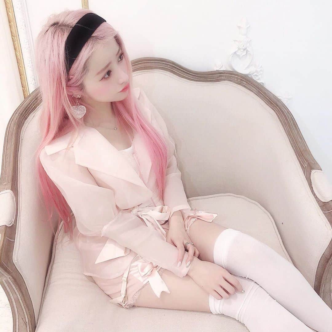 胡桃兎愛のインスタグラム：「ストレートヘアー×カチューシャの組み合わせがとても楽すぎてこの組み合わせで過ごす事が増えた🍒」
