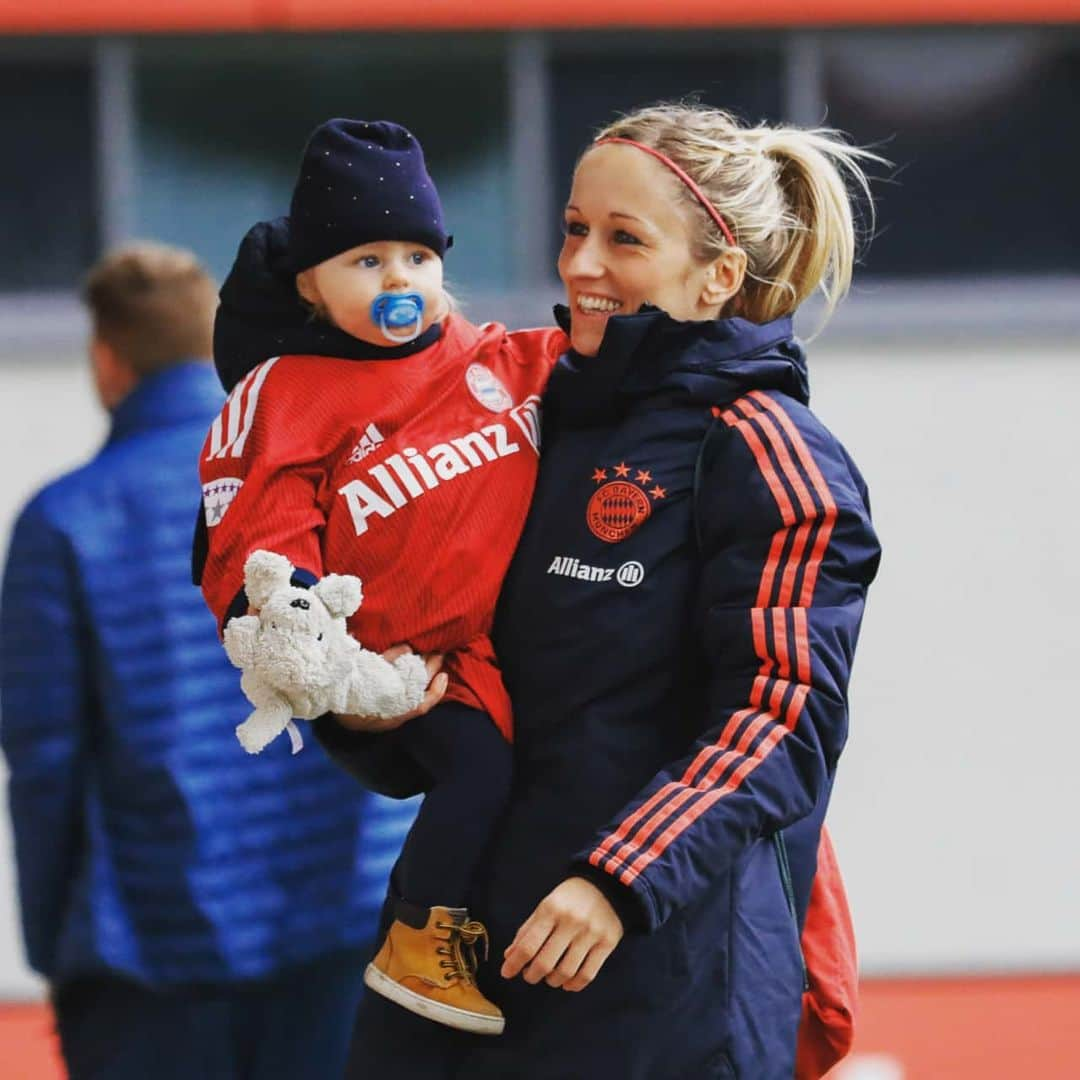 Kathy Hendrichさんのインスタグラム写真 - (Kathy HendrichInstagram)「Das große Glück ist manchmal ganz klein 🥰 #fcbayernfrauen #fcbayern #dieliga#campus#sieg#treuefans#ajo#berni」2月25日 0時28分 - kathy_hendrich