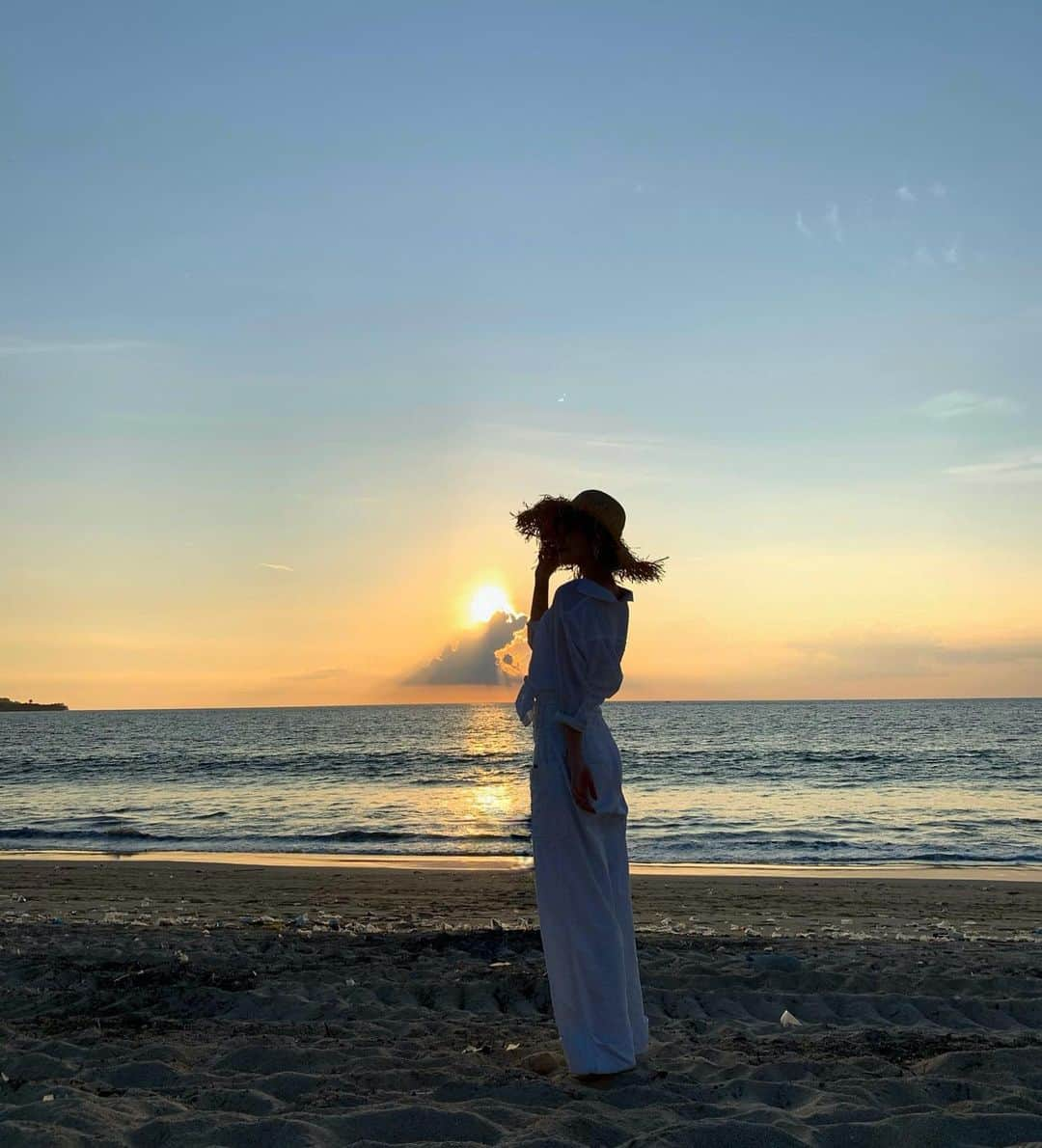 西谷菜々さんのインスタグラム写真 - (西谷菜々Instagram)「. Sunset beach🌅🏝 癒しの時間☺️ #jimbaran」2月25日 0時30分 - nana_nishitani