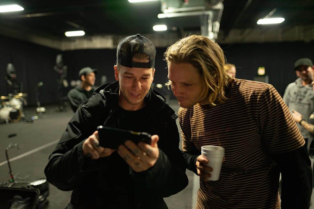 ジャスティン・ヒルズのインスタグラム：「Probably showing @matty_best some crazy surfing video I found. 😂 #meat #potatoes #sleepingwithsirens @awesomedon」