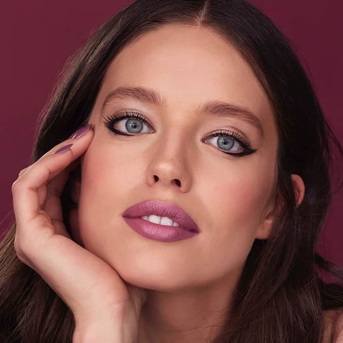 Maybelline New Yorkさんのインスタグラム写真 - (Maybelline New YorkInstagram)「Birthday lips!💗🥳 Wishing a very happy birthday to our Maybelline girl @emilydidonato rocking ‘smokey rose’ from our #colorsensational #smokedroses collection! Available in select EU markets.」2月25日 0時39分 - maybelline