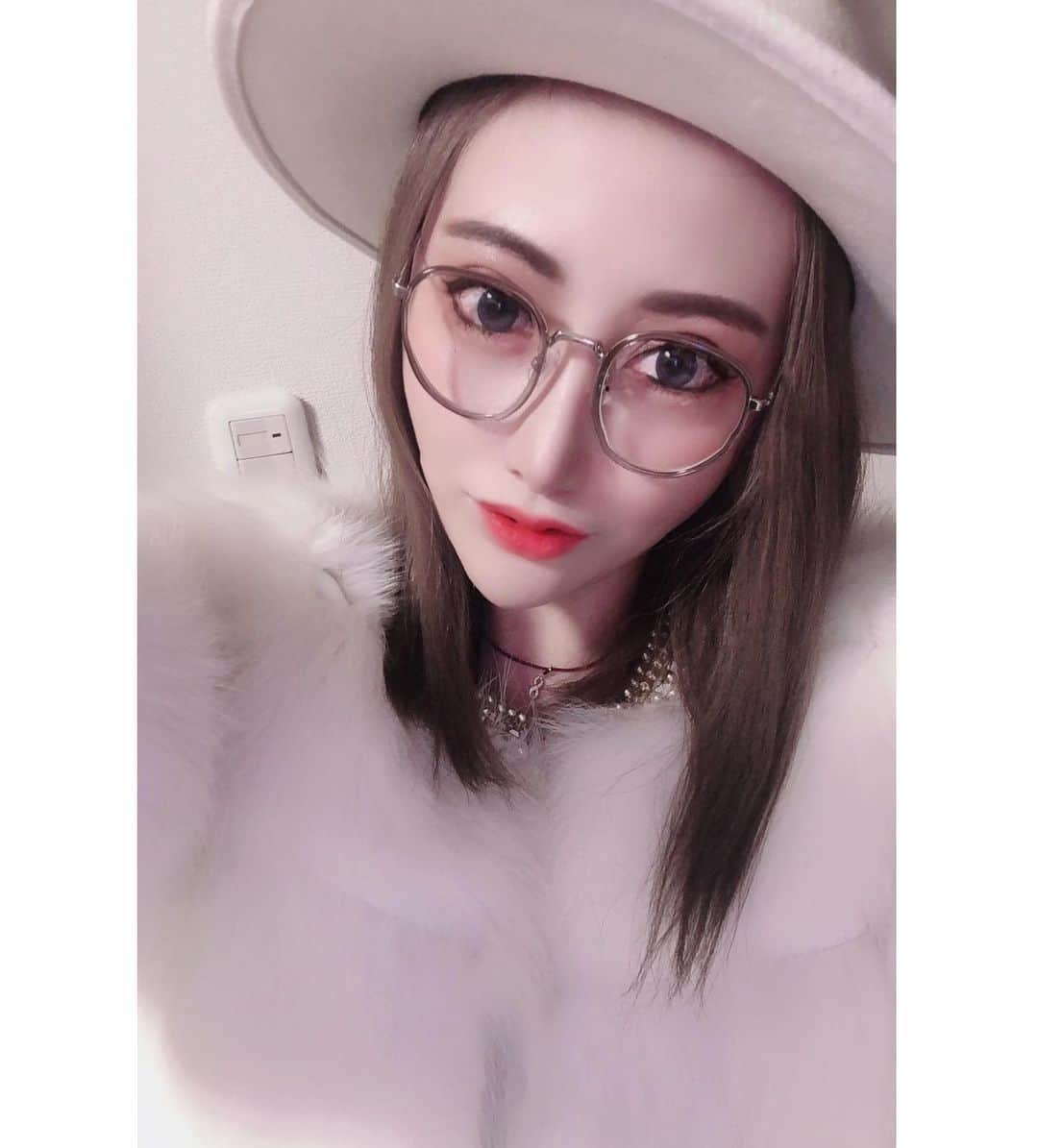 のインスタグラム：「ポケモン25時間して2連休終わった。 部屋の模様替えも出来たしよしとしよう。 マッサージ行きたい…ポケモンしすぎて腱鞘炎気味。。 通信対戦したい人はラインしてね💋  #ポケモン#ソードシールド#wifi#通信対戦#歌舞伎町#キャバクラ#キャバ嬢#リアラ」