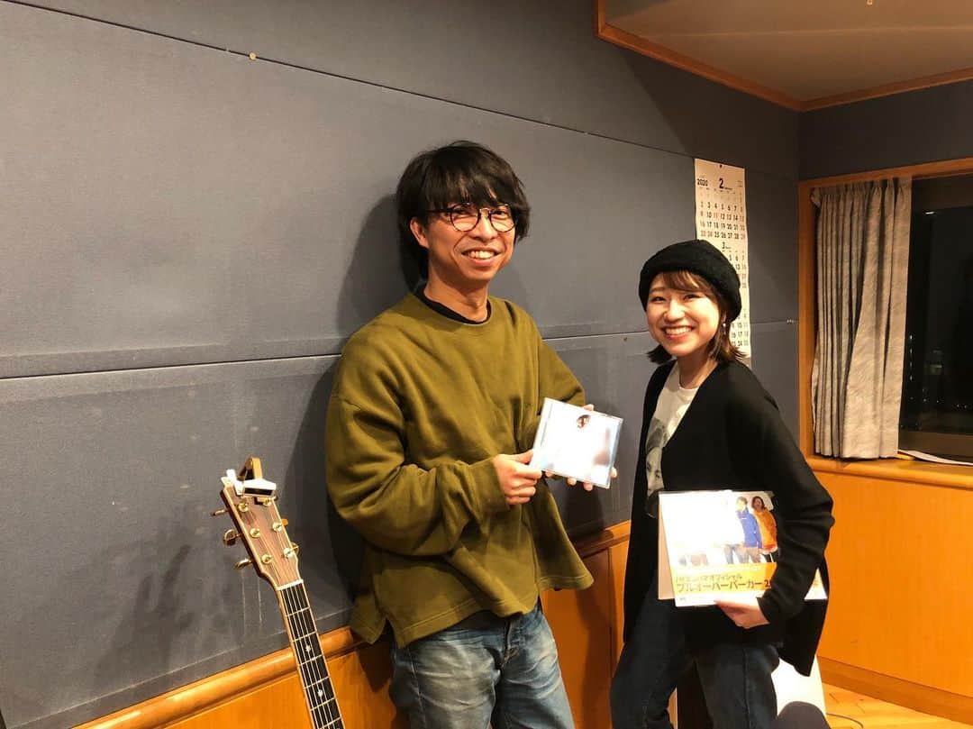 関取花のインスタグラム：「夜はFMyokohamaにてwacciはしぐちさんの番組に生出演させていただきました📻ここぞとばかりにふざけつつ、音楽の話、新譜の話もたっぷりさせていただきました。 ここでしかしない真面目な話、なんていうか珍しく私もリアルな声のトーンで話してます。聴き逃した方はradikoでぜひ聴いてほしい！ ありがとうございました👓🌷 #ワチドア #wacci」