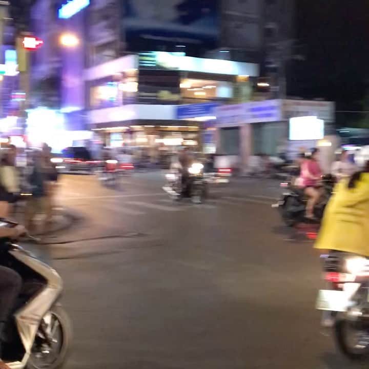 小山田サユリのインスタグラム：「🏍🛵🏍🛵🏍😲😍😋😆 #ベトナム #ホーチミン # #hochiminhcity #vietnam #hisベトナム支店 @toki_saigon #vietnamesefood」