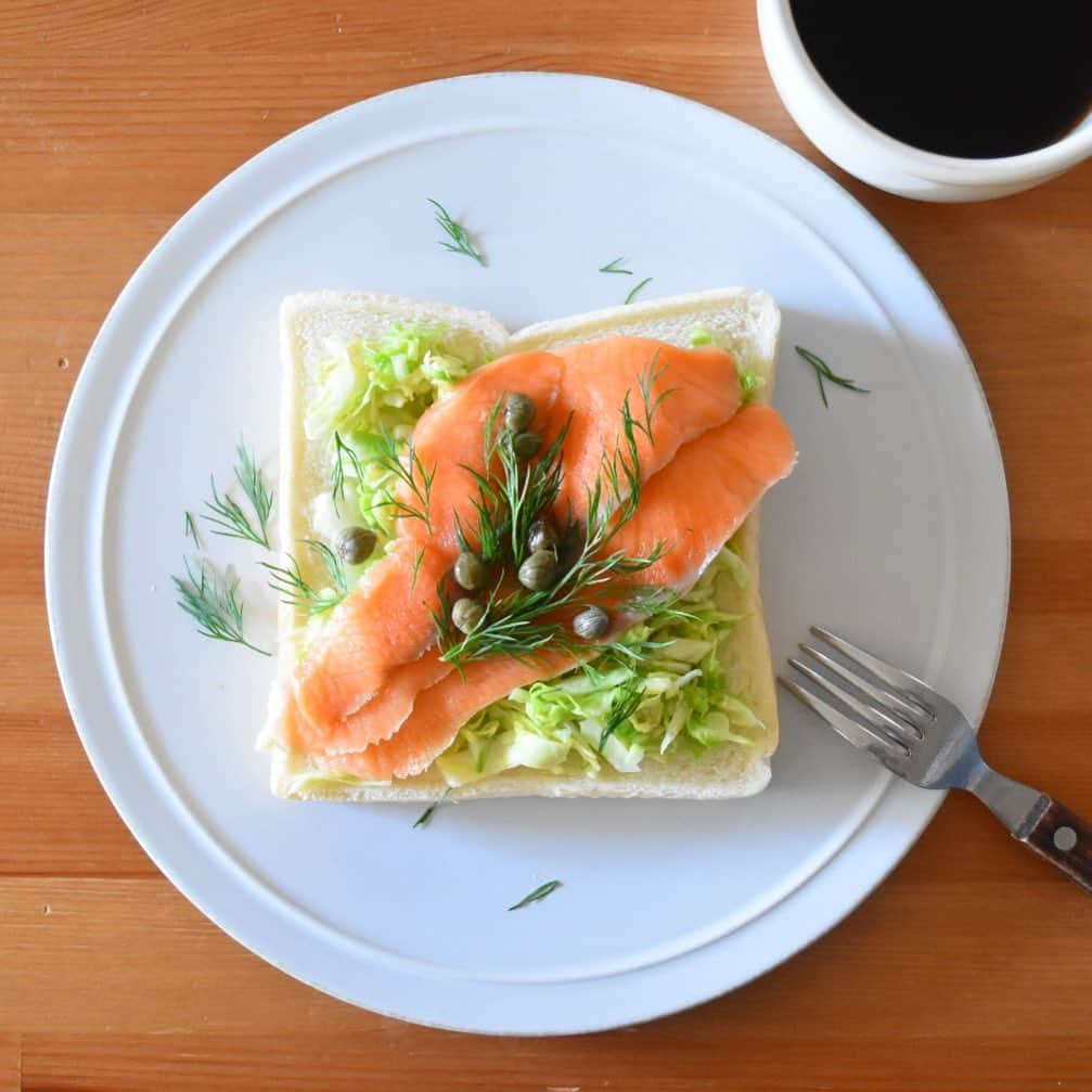 山崎佳のインスタグラム：「Today’s breakfast. 春キャベツのマリネとスモークサーモン。」