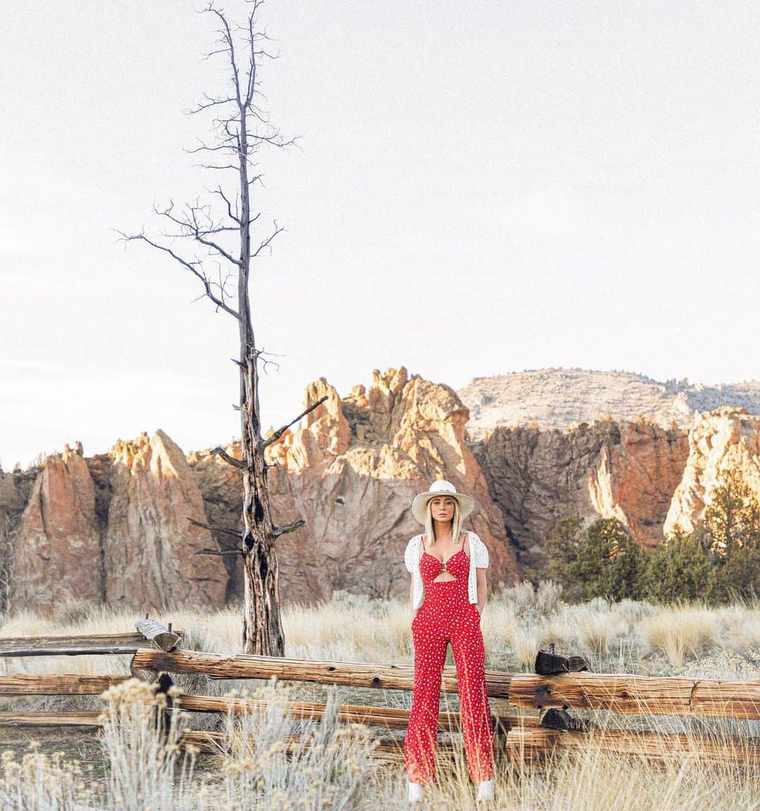 サラ・ジーン・アンダーウッドさんのインスタグラム写真 - (サラ・ジーン・アンダーウッドInstagram)「I headed to the desert to find refuge from the rain 🌞🌵 @revolve sent me this super cute jumpsuit!!!! 📸 by @jacobwitzling . #revolveme #ootd #oregon」2月25日 1時33分 - saraunderwood