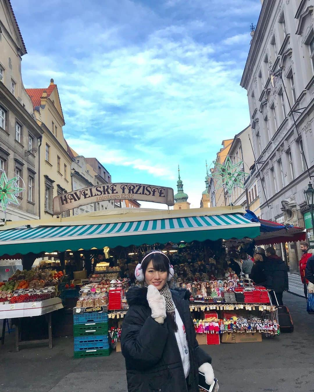 にゃんさんゴルフさんのインスタグラム写真 - (にゃんさんゴルフInstagram)「. . プラハ城✨ カレル橋✨ 旧市街広場✨ . . 世界遺産🙆‍♀️ . Dinnerはプラハ城がみれる 川沿いのレストラン！ Marina Grosseto Ristorante🍽💕 . #プラハ#カレル橋#プラハ城#マラーストラナ広場#海外旅行#母娘旅#親子旅行#ハローキティ#キティちゃん#プラハ旅行#プラハ観光#チェコ#チェコ観光#チェコ旅行#インスタ映え#ライトアップ#世界遺産#旅行大好き#johnlennon#hellokitty#praha#prahatrip」2月25日 1時46分 - miiiii0228