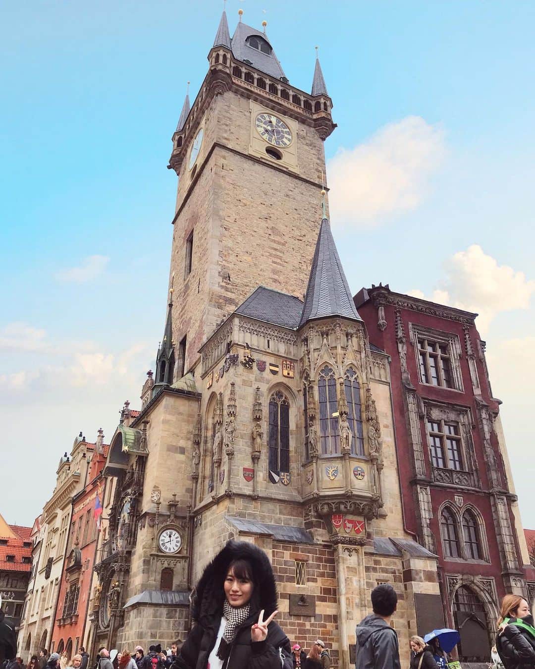 のインスタグラム：「. . プラハ城✨ カレル橋✨ 旧市街広場✨ . . 世界遺産🙆‍♀️ . Dinnerはプラハ城がみれる 川沿いのレストラン！ Marina Grosseto Ristorante🍽💕 . #プラハ#カレル橋#プラハ城#マラーストラナ広場#海外旅行#母娘旅#親子旅行#ハローキティ#キティちゃん#プラハ旅行#プラハ観光#チェコ#チェコ観光#チェコ旅行#インスタ映え#ライトアップ#世界遺産#旅行大好き#johnlennon#hellokitty#praha#prahatrip」