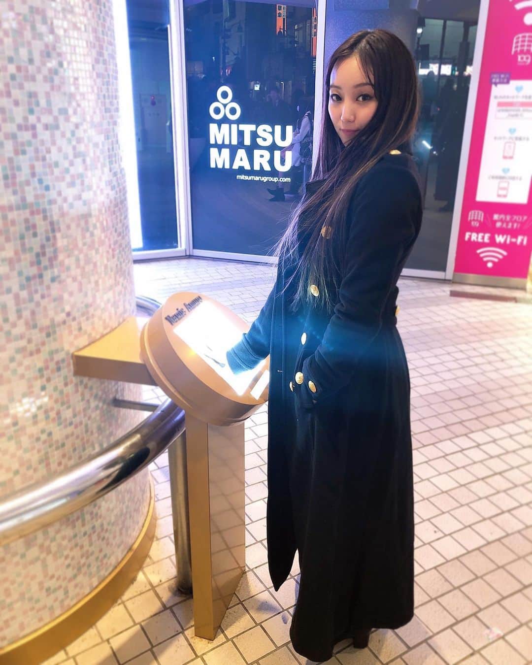 NOHANAのインスタグラム：「パワー注入🤚✨ 手形からの光が神々しい🧝‍♀️✨✨✨ ・ #namieamuro #安室奈美恵 #安室ちゃん #ベビドン #アムコス #アム活 #shibuya109 #安室ちゃん手形 #パワースポット #のはなみえ」