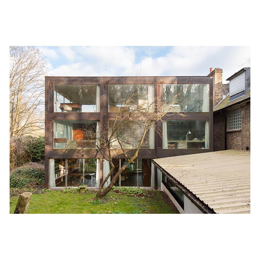 The Modern Houseさんのインスタグラム写真 - (The Modern HouseInstagram)「Today, we’re looking back to 1967 when revered architect John Winter designed and built Winter House. The home is one of London’s most architecturally-significant Modernist houses and was designed by Winter for the use of his family. We sold the home back in 2013 and felt nostalgic so swipe across to see our archival images.」2月25日 1時50分 - themodernhouse
