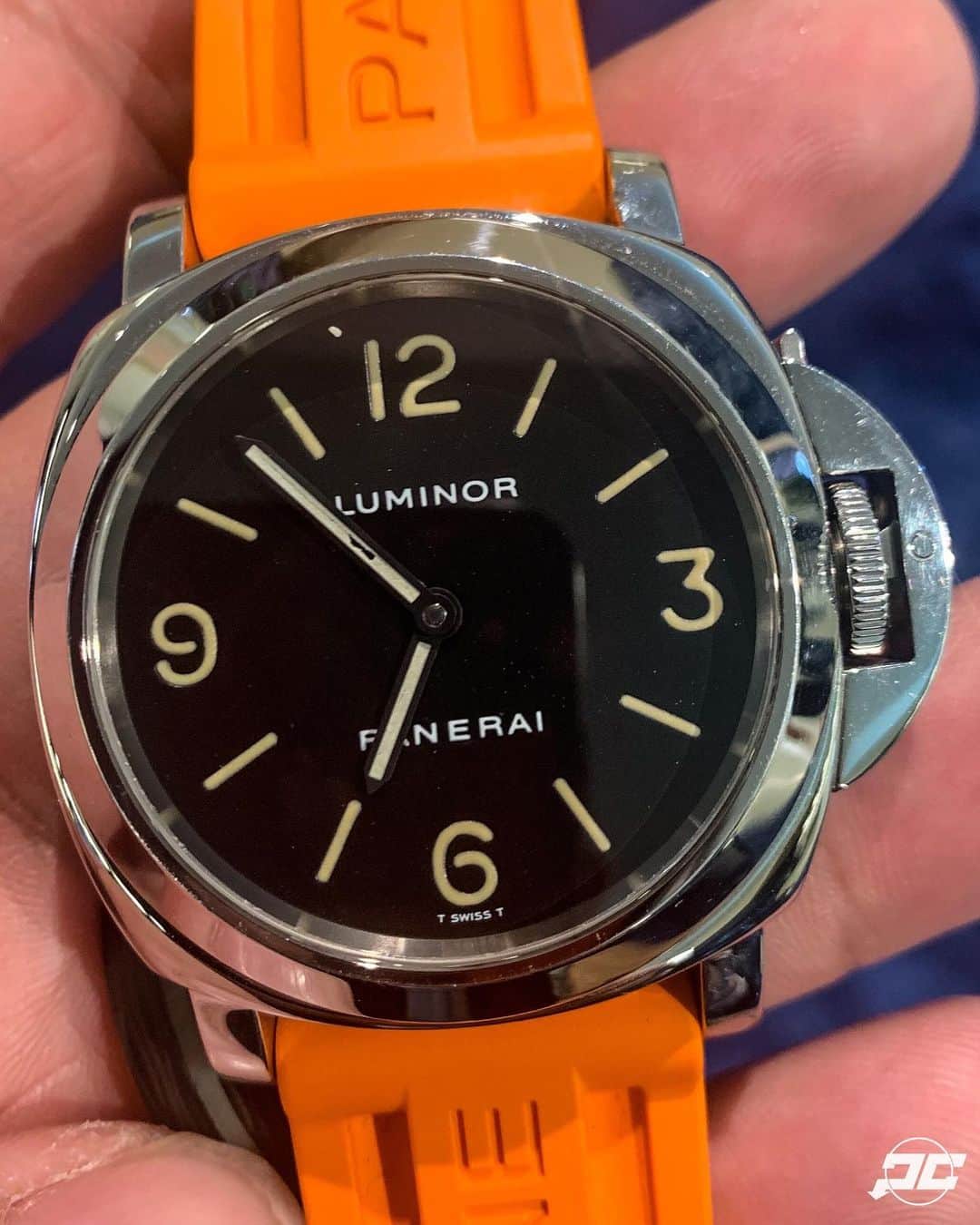 パネライのインスタグラム：「It’s always a real pleasure seeing these early #Panerai Pieces with tritium dials. Check out this example from my buddy @thameralghafees which has pieces of the lime that has cracked off  the minute over time and are now floating in the dial. By the way you never want to send these to service because if you do they will replace the T-Dial with the Super Luminova since the tritium has radioactive properties. #paneraicentral」