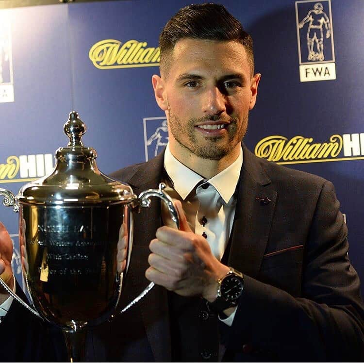 ファビアン・シェアのインスタグラム：「Big honour to receive the player of the year 2019 award from the North East football association.. big thanks to all for the recognition i got here since my first day  @nufc ⚫️⚪️ #nufc」