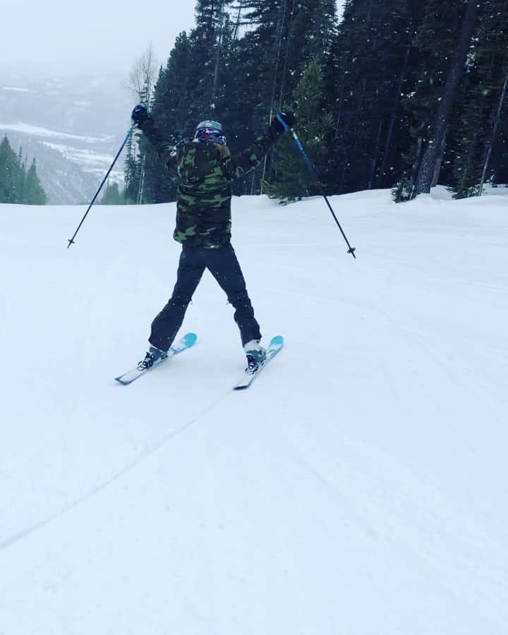 ニーナ・アグダルのインスタグラム：「“.. almost”. Back in denmark for some family time so here’s a throwback to Aspen. Everyone needs a hype man like @aspenaidan or brian in their life 💪」