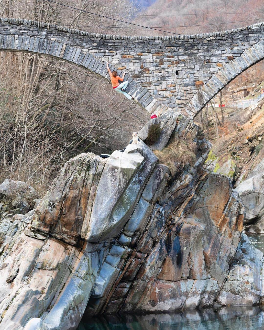 メリッサ・ル・ネーヴェのインスタグラム：「Along the arch of the 17th century ponte dei Salti in #lavertezzo last January. • Ollie #dog 🐶 checking everything is fine. • Magical 📸 signed by @rainer_eder  3 weeks post injury and looking forward to finally go back there at the end of the week with THE Crew 😎 !  #ticino just miss you too much 🤯 • @adidasterrex @fiveten_official @arkose.climbing @team_edelrid @deuter • #edelrid #bethbyarkose #climbing #bouldering #climbinggirl #klettern #bouldern #escalade #escalada #climbing_is_my_passion #climbing_pictures_of_instagram #bridgestone #outdoors #nature #ticinomoments #ticinoturismo #switzerland #urlaub #inlovewithswitzerland」