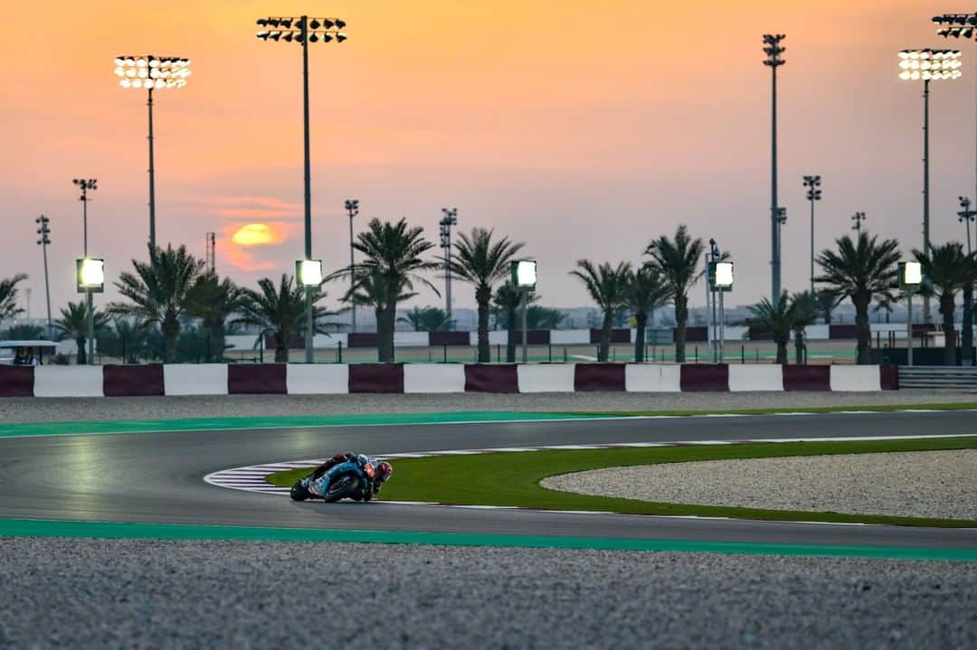 MotoGPさんのインスタグラム写真 - (MotoGPInstagram)「The sun's setting on 2020 preseason 🌅 The next time we're here, it's for real ⚔️ #QatarTest #MotoGP #Motorcycle #Racing #Motorsport」2月25日 2時45分 - motogp