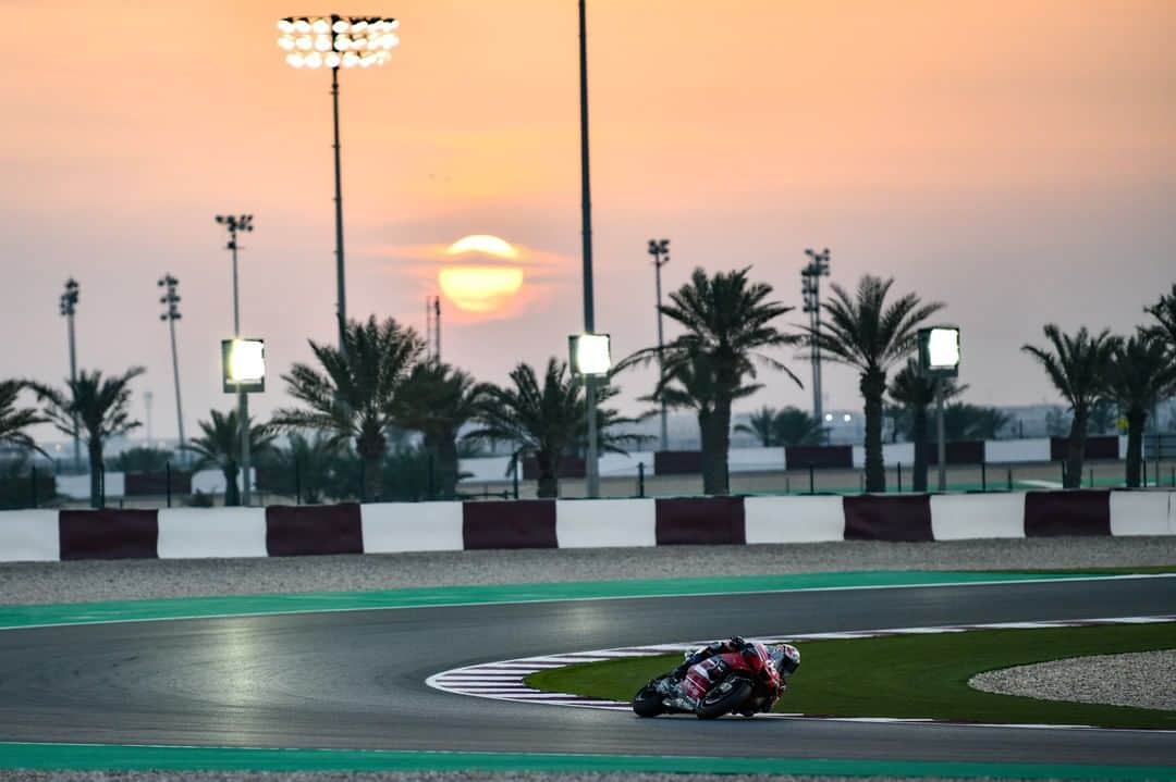 MotoGPさんのインスタグラム写真 - (MotoGPInstagram)「The sun's setting on 2020 preseason 🌅 The next time we're here, it's for real ⚔️ #QatarTest #MotoGP #Motorcycle #Racing #Motorsport」2月25日 2時45分 - motogp