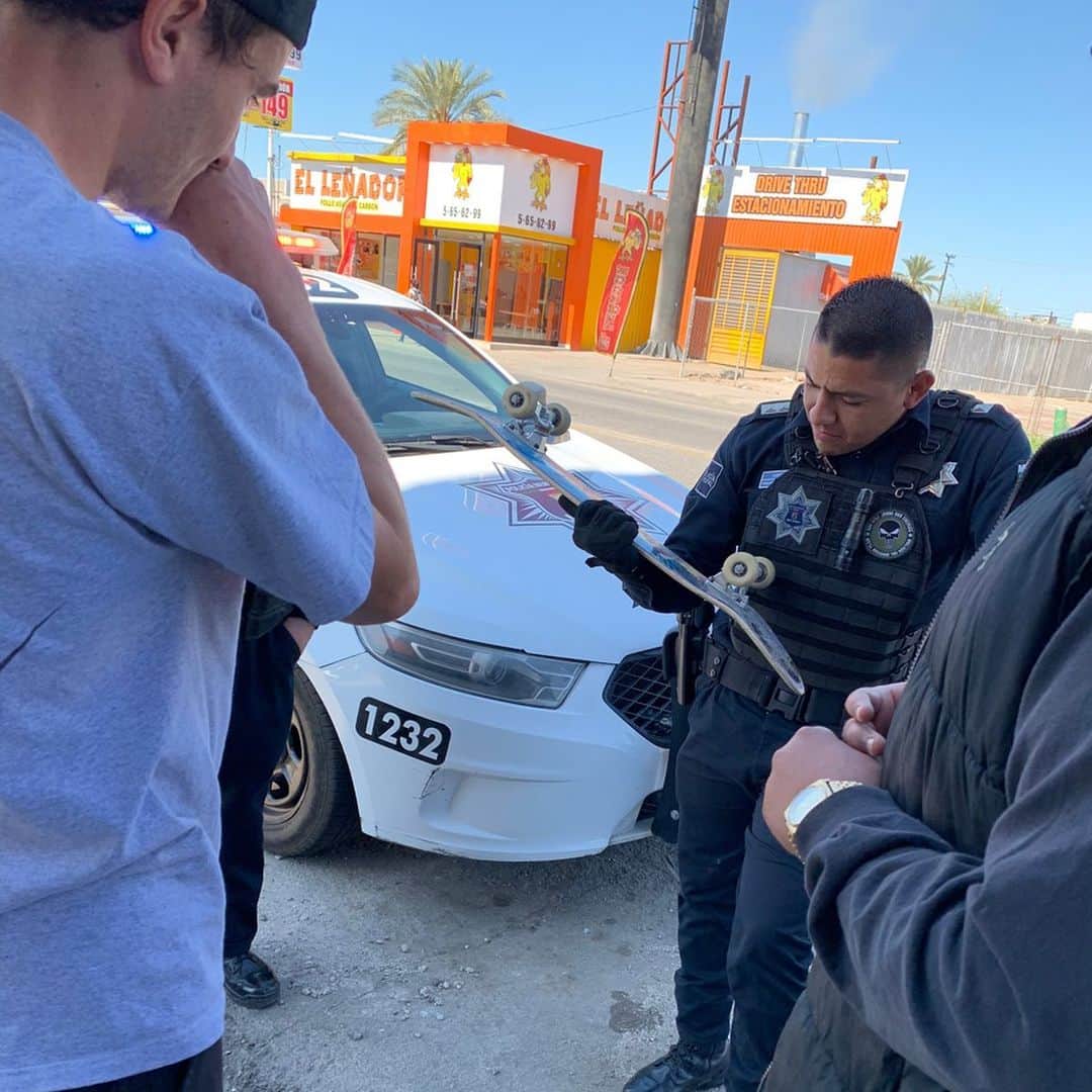 ヴィンセント・ミルウ のインスタグラム：「👮🏽‍♂️🤝」